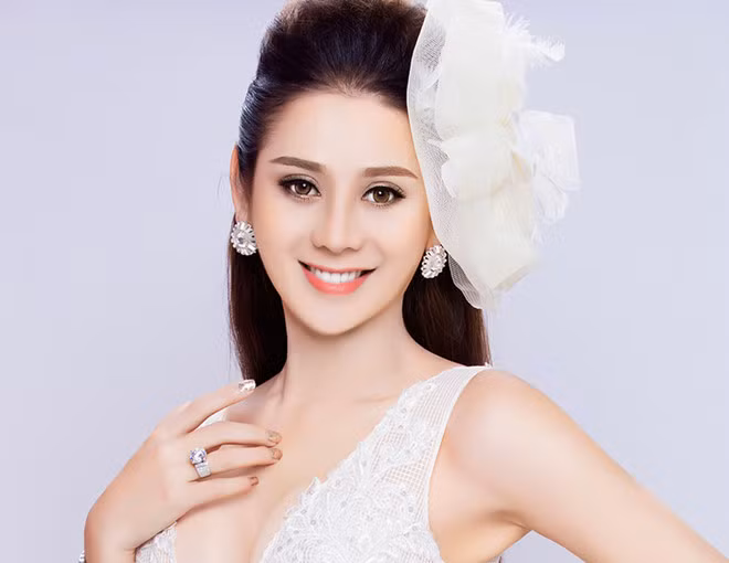 Sau 6 tháng chuyển giới thành công, Lâm Khánh Chi tiết lộ mất tiền tỷ để sắm sửa váy áo.