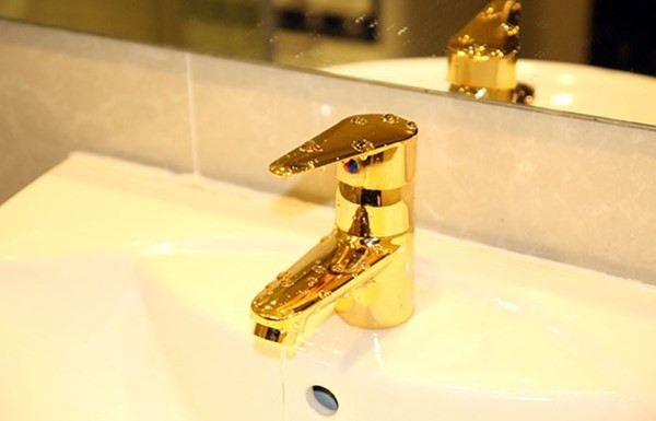 Không hề kém cạnh, một đại gia ở Mỹ Đình đã chi hơn 4 tỷ để làm toàn bộ đồ đạc trong nhà như kệ bếp, bồn rửa, vòi vặn, giá để đồ, một phần của bếp gas mạ vàng. Ảnh: Zing.