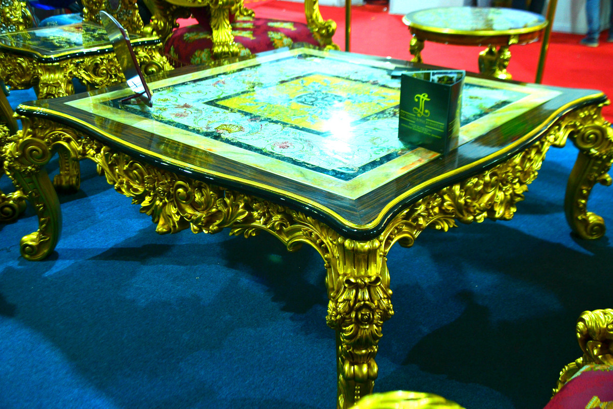 Bộ bàn ghế dát vàng gồm 20 món đồ được thiết kế theo phong cách bàn ghế Châu Âu cổ điển dùng cho các tòa biệt thự cổ có không gian rộng. Ảnh: Bảo Ngọc.