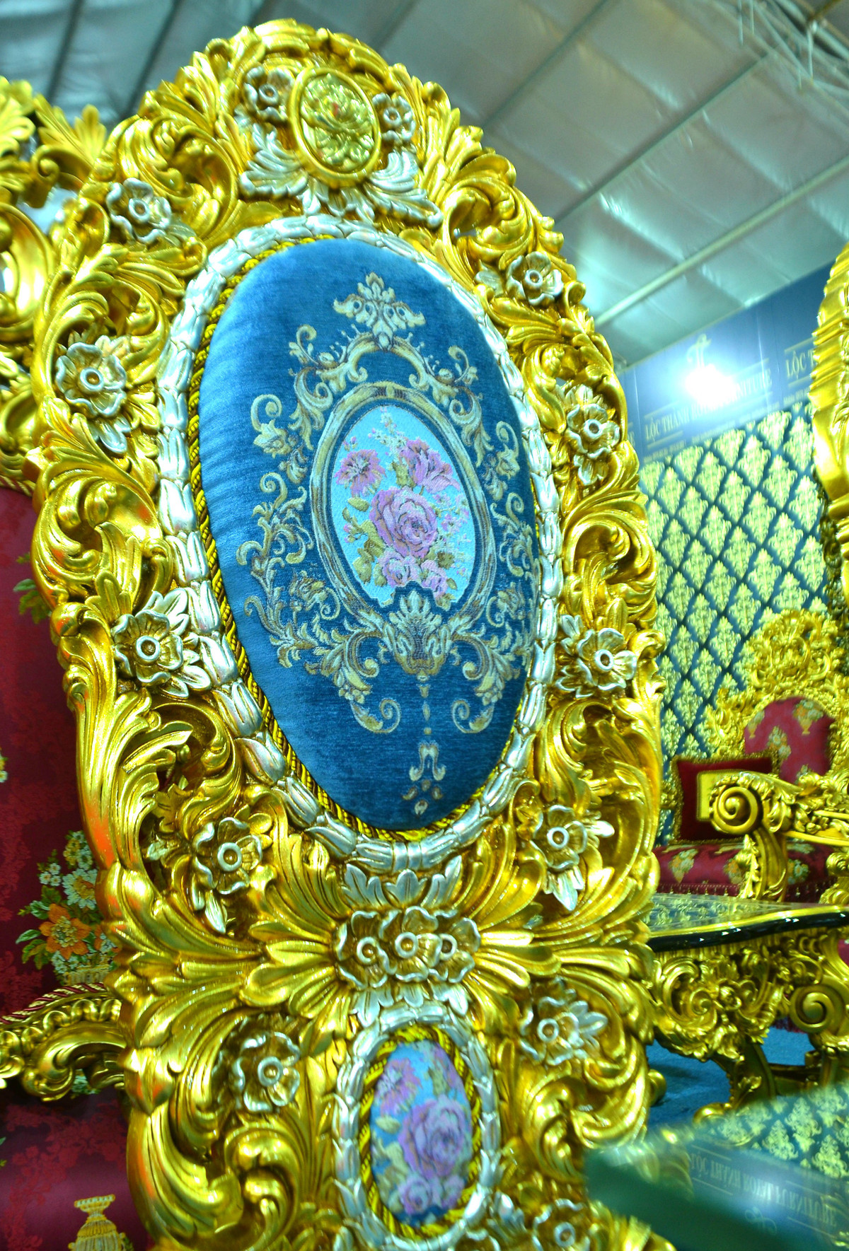 Các chi tiết hoa văn trên ghế được thiết kế tinh xảo. Ảnh: Bảo Ngọc.