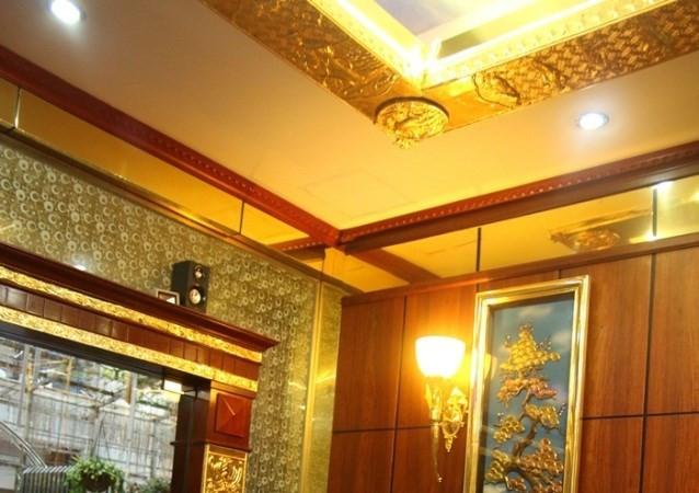 Để chuẩn bị đón năm mới, một doanh nhân sinh năm 1979 ở Hà Nội không tiếc tay mua một căn hộ giá 3 tỷ đồng và chi thêm hơn 1 tỷ đồng nữa để tân trang lại, bằng cách mạ vàng, dát vàng 24K nhiều chi tiết. Ảnh: Infonet.