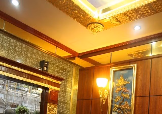 Để chuẩn bị đón năm mới, một doanh nhân sinh năm 1979 ở Hà Nội không tiếc tay mua một căn hộ giá 3 tỷ đồng và chi thêm hơn 1 tỷ đồng nữa để tân trang lại, bằng cách mạ vàng, dát vàng 24K nhiều chi tiết. Ảnh: Infonet.