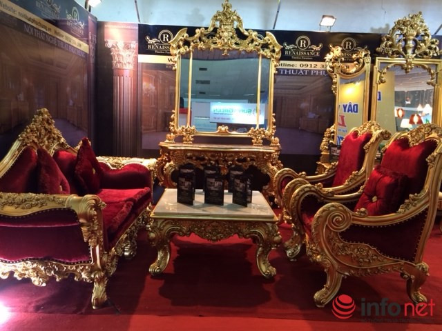 Được làm từ gỗ trắc Nam Phi và dát vàng lá, bộ bàn ghế này có giá 500 triệu đồng. Ảnh: Infornet.