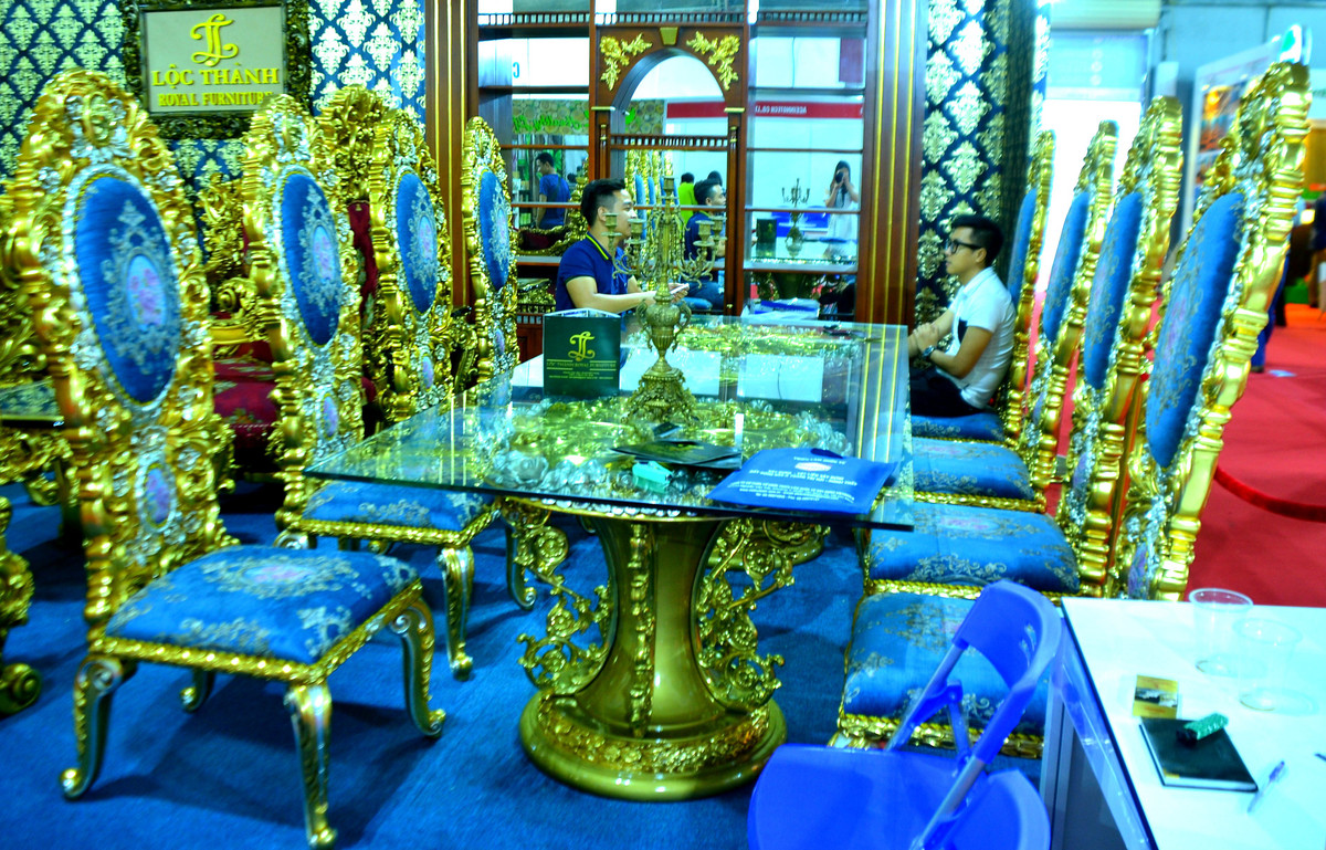 Bộ bàn ăn dát vàng xa hoa trị giá 450 triệu đồng gồm 8 ghế đơn cao khoảng 1.8m, mặt ngang rộng khoảng 60cm6. Ảnh: Bảo Ngọc.