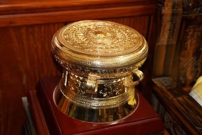Tại phòng khách, chiếc trống đồng mạ vàng cũng có giá hơn 100 triệu đồng. Ảnh infonet.