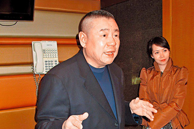 Sau khi ly hôn, năm 2001, ông hẹn hò với Lữ Lệ Quân – thí sinh từng lọt vào bán kết Hoa hậu Hong Kong cho đến tận năm 2014 mới chính thức chia tay.