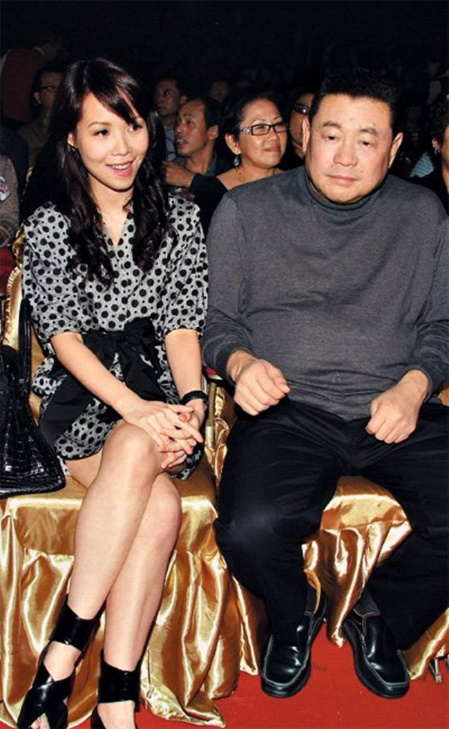 Tỷ phú Hong Kong từng có tin đồn hẹn hò với ít nhất 25 minh tinh trong làng giải trí, trong đó có 3 tuyệt sắc giai nhân là: Thái Thiếu Phân, Quan Chi Lâm và Lý Gia Hân. Với các người tình, ông không tiếc tiền vung tay mua tặng biệt thự, xe sang, kim cương...