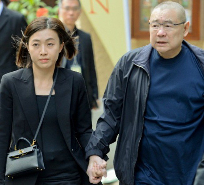 Sau đó, Lưu Loan Hùng kết hôn với cựu nhà báo nổi tiếng Chan Hoi-wan. Người vợ trẻ này trở thành người phụ nữ sở hữu tài sản "khủng", sau khi tỷ phú Lưu Loan Hùng chuyển giao tài sản 11,3 tỷ đô la Hong Kong vì lý do sức khỏe yếu.