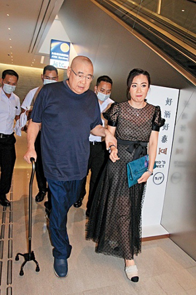 Ở thời điểm năm 2017, ông chỉ giữ 10% tài sản cho mình sau khi chuyển giao cho con trai và người vợ hiện tại. Nguồn ảnh: Sohu, Xinhua. Video: Kanye West tranh cử tổng thống, tỷ phú Tesla ủng hộ. Nguồn: VTC Now