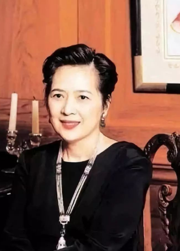 Lúc này, Lưu Loan Hùng hoảng hốt cầu xin tha thứ với lời hứa được chia tài sản nhiều hơn so với ly hôn. Dù vậy, của cải chẳng thể níu kéo được người phụ nữ đã bị tổn thương này.