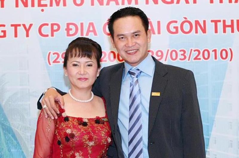 11 năm sau, ông Thành lấn sang lĩnh vực tài chính, giữ vị trí Chủ nhiệm HTX tín dụng Thành Công, sau được cải tổ thành Ngân hàng Sacombank. Cũng từ đó, bà Ngọc thay chồng quản lý cơ sở kinh doanh cồn - tiền thân của Thành Thành Công sau này.