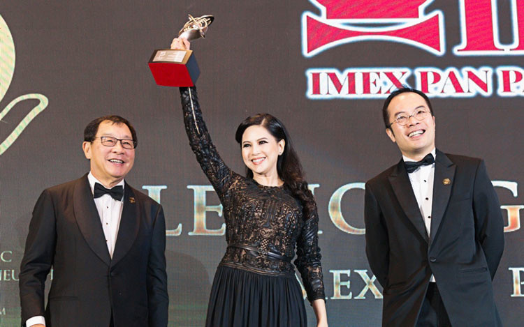 Cựu diễn viên Lê Hồng Thủy Tiên được nhiều tạp chí danh tiếng quốc tế bầu chọn là một trong những nữ doanh nhân trẻ thành công tiêu biểu tại Việt Nam và khu vực Châu Á.