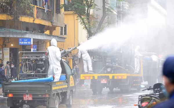 4 benh nhan Covid-19 Ha Noi: Bao nhieu nguoi tiep xuc phai cach ly?