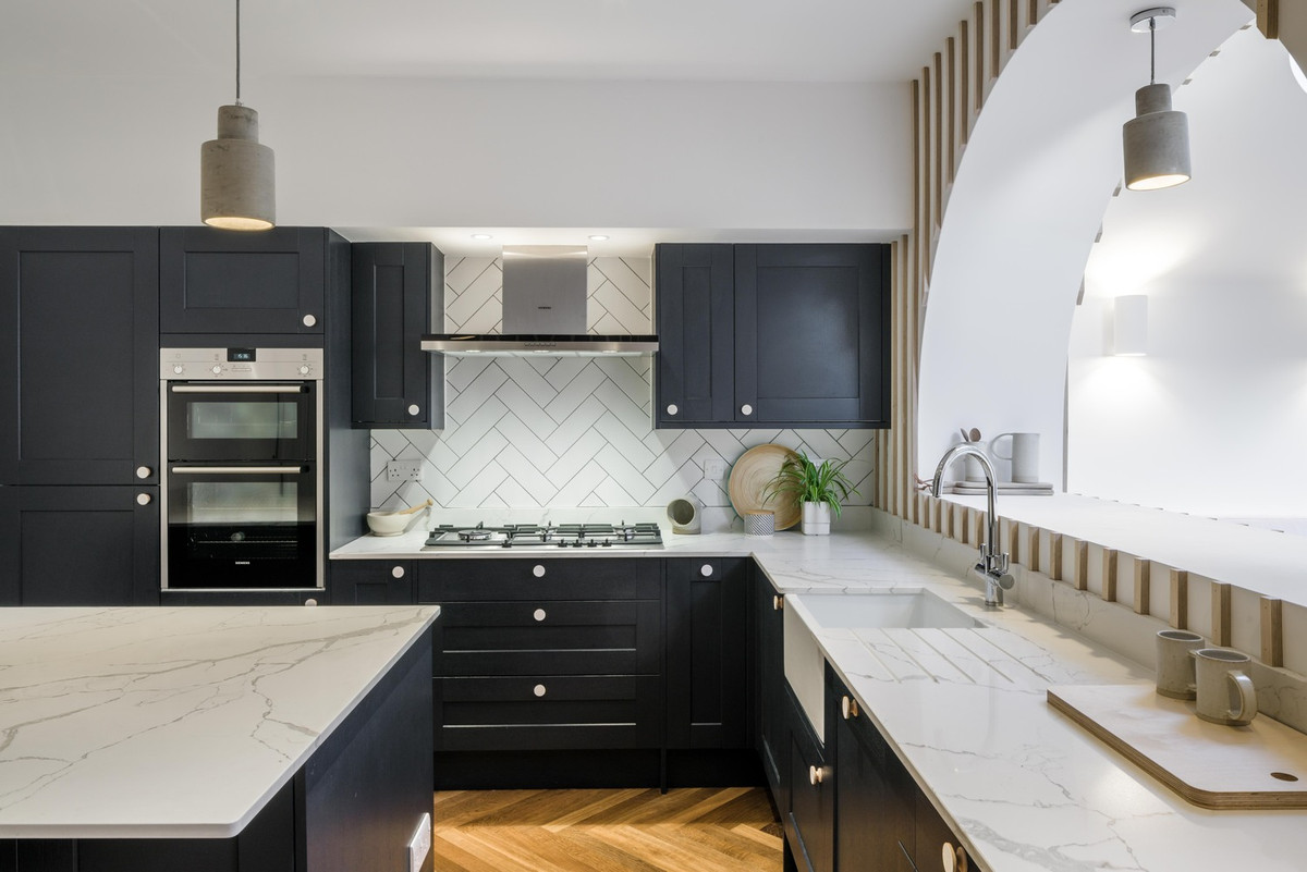 Các ngăn tủ cất đồ được tận dụng tối đa giúp không gian thêm thoáng đãng.