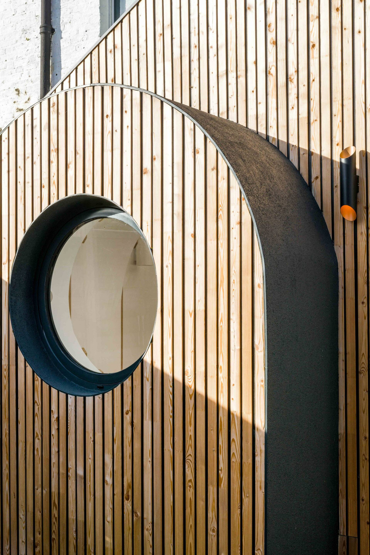 Mặt tiền độc đáo khi làm từ các thanh gỗ ghép kết hớp hình khối đơn giản xen kẽ nhau.