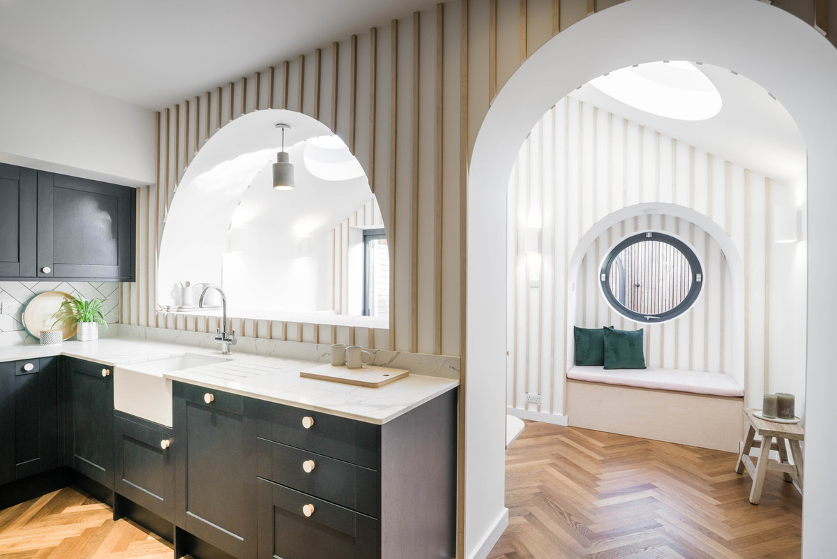 Phòng khách và bếp thông nhau qua hệ cửa mái vòm.