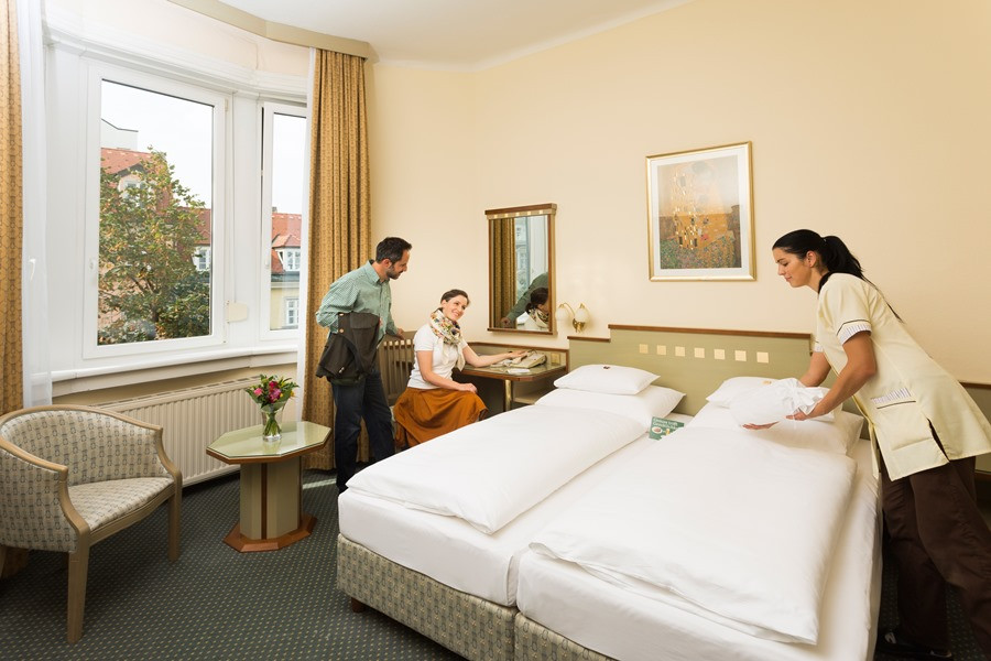 Mỗi quốc gia có một văn hóa khác nhau, nhưng nhìn chung khách thuê thường sẽ được phục vụ tận tình chu đáo hơn nếu hào phóng trong chuyện đưa tiền tip. Nguồn ảnh: Booking, Getty.