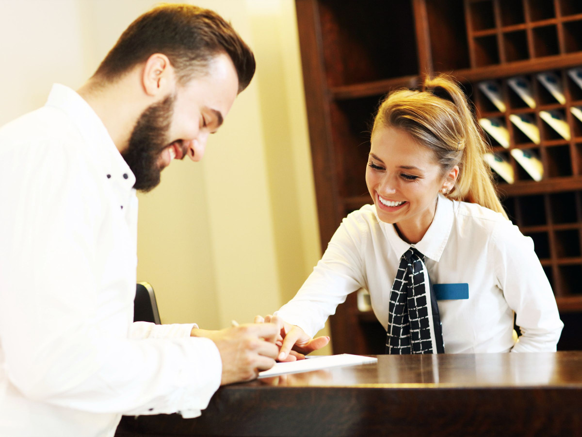 Cũng theo chuyên gia Cameron Nezam, những lần khách bỗng nhiên cáu giận hay phàn nàn đều được ghi vào hồ sơ của vị khách ấy. Việc làm này sẽ giúp khách sạn phục vụ người khách ấy tốt hơn trong những lần sau.