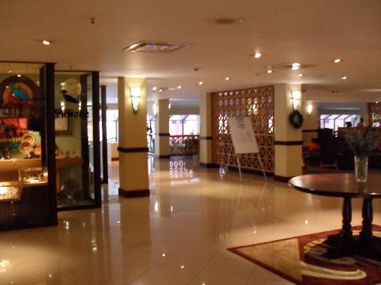 Khách sạn hội tụ nhiều thành phần trong xã hội, và nếu có các vụ xung đột xảy ra, những người không liên quan sẽ được bảo vệ an toàn một cách nhanh nhất.