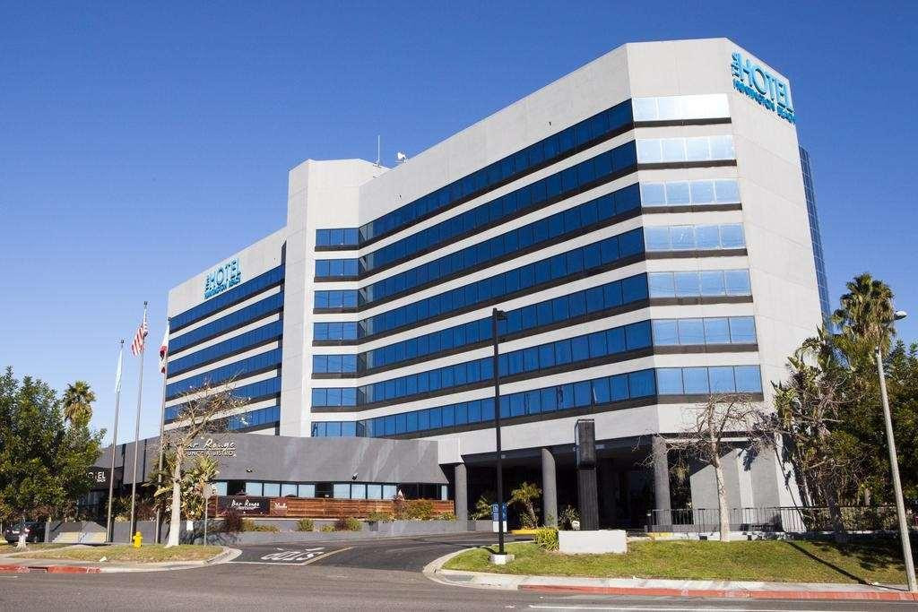 Ở một vài quốc gia trên thế giới, ngoại tình là một vấn đề xã hội chứ không phải vấn đề vi phạm pháp luật. Do đó, các khách sạn thường chỉ cố gắng làm hài lòng khách về dịch vụ chứ không can thiệp về đời tư.