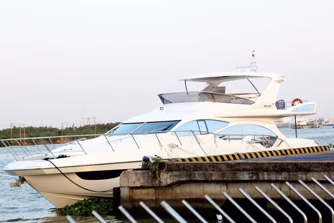 Một trong những chiếc du thuyền nổi tiếng tại Việt Nam là Azimut 70 với chiều dài 22m thuộc sở hữu của gia đình doanh nhân Jonathan Hạnh Nguyễn, bố chồng diễn viên Tăng Thanh Hà. Ảnh: VOV.