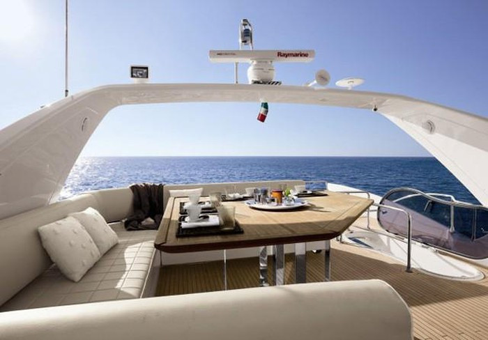 Từ trên boong thuyền, du khách có thể vừa thưởng thức bữa ăn vừa ngắm cảnh biển. Ảnh: Lao động.