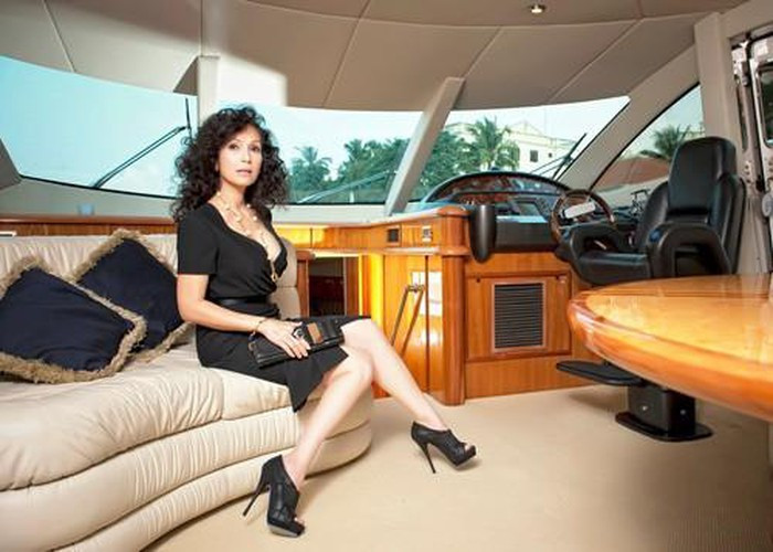 Gia đình nữ diễn viên Diễm My nhiều năm nay đã sắm một chiếc du thuyền Sunseeker, giá 2 triệu USD. Theo ông Hồ Tôn Đức, chồng Diễm My, chiếc du thuyền này vừa phục vụ kinh doanh du lịch vừa là phương tiện để gia đình đi lại. Ảnh: Internet.