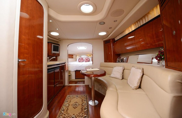 Vị đại gia này sở hữu tới 5 chiếc du thuyền, trong đó 3 du thuyền lớn có 17 cabin, 2 du thuyền nhỏ dành cho gia đình. Ảnh: Zing.