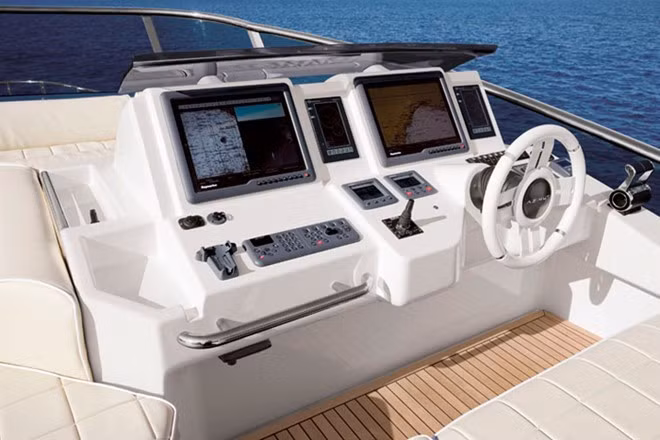 Để sở hữu Azimut 70, bố chồng Hà Tăng đã phải bỏ ra 4 triệu USD. Du thuyền được lắp đặt những công nghệ hiện đại bậc nhất. Ảnh: VOV.