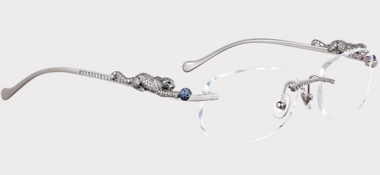 Nhà sản xuất trang sức xa xỉ Cartier lấn sân sang lĩnh vực kính mắt với sản phẩm giá 159.000 USD (3,6 tỷ đồng). Đây cũng là chiếc kính đầu tiên cũng là duy nhất được thiết kế và sản xuất bởi hãng Cartier.
