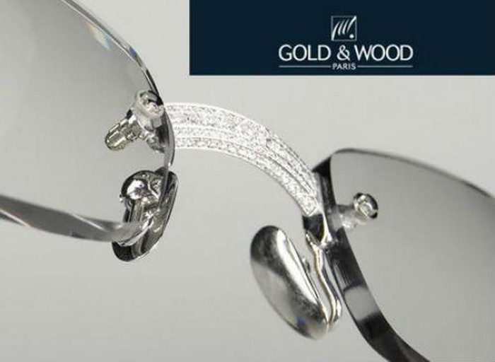 Mẫu kính 253 Diamond của hãng Gold and Wood, trị giá 55.000 USD (1,2 tỷ đồng) được chế tạo từ 253 viên kim cương, cùng những đường cắt tinh xảo.