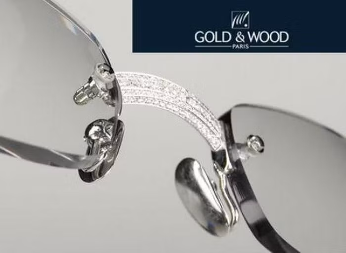 Mẫu kính 253 Diamond của hãng Gold and Wood, trị giá 55.000 USD (1,2 tỷ đồng) được chế tạo từ 253 viên kim cương, cùng những đường cắt tinh xảo.