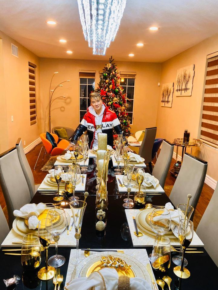 Đầu năm nay, chính ca sĩ Đàm Vĩnh Hưng đã vận chuyển vật dụng từ Việt Nam sang Mỹ bằng máy bay gồm 32 cái màn cửa sổ và 3 bộ đèn chùm 50 - 70 kg/cái.