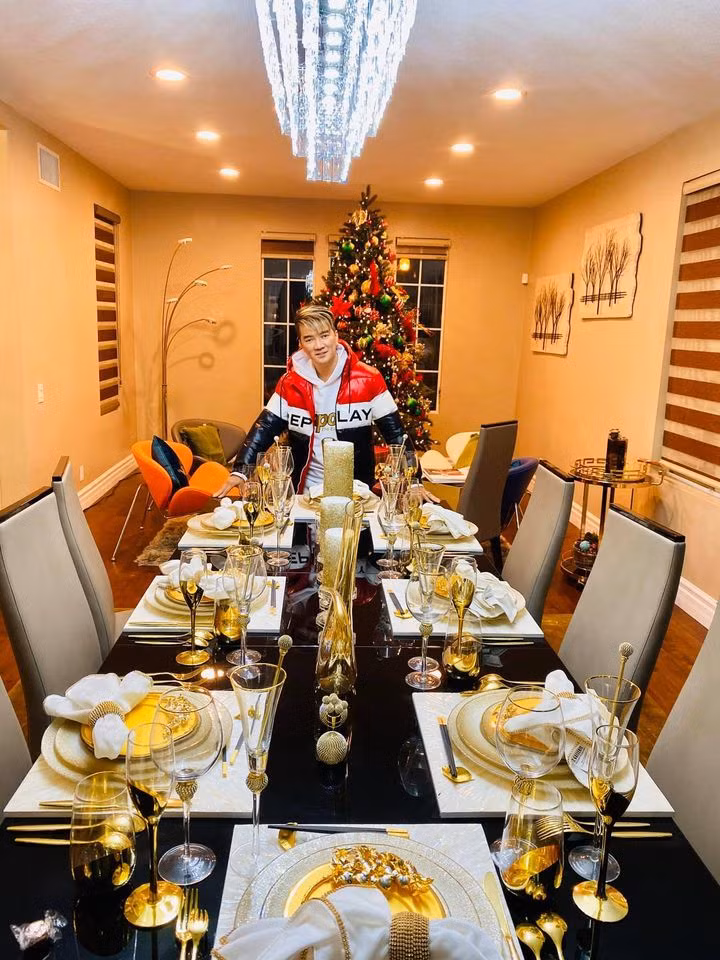 Đầu năm nay, chính ca sĩ Đàm Vĩnh Hưng đã vận chuyển vật dụng từ Việt Nam sang Mỹ bằng máy bay gồm 32 cái màn cửa sổ và 3 bộ đèn chùm 50 - 70 kg/cái.