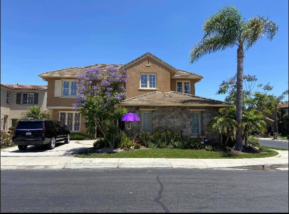 Đặc biệt, Đàm Vĩnh Hưng rất thích cây phượng tím trước sân nhà. Nguồn ảnh: FBNV. Video: Đàm Vĩnh Hưng nức nở chia sẻ nợ 20 tỷ. Nguồn: VTC1