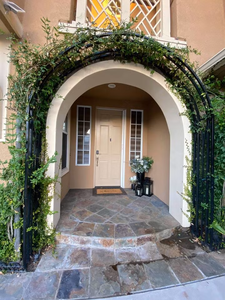 Mới đây, trên trang cá nhân, Đàm Vĩnh Hưng chia sẻ hình ảnh ngôi nhà của mình ở Huntington Beach, California, Mỹ. Căn biệt thự khá đơn giản, mang vẻ hoài cổ khá cuốn hút.