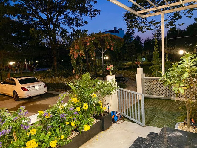 Biệt thự của Á hậu Trịnh Kim Chi có view nhìn đẹp, sân vườn rộng và bể bơi riêng. Ảnh: Zing