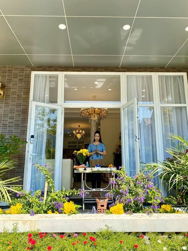 Khu vườn đầy hoa trong ngôi nhà mới của Trịnh Kim Chi. Ảnh: Vietnamnet.