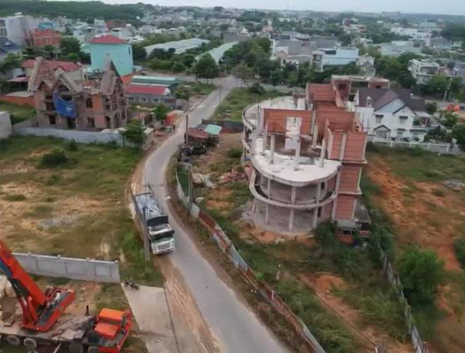 Phía dưới là bể bơi rộng ở tầng thượng, là nơi vui chơi của đàn con. Ảnh: FBNV.