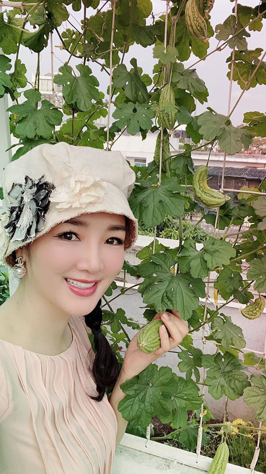 Trong biệt thự, Hoa hậu Giáng My tận dụng những khu vực trống để trồng hoa và rau xanh. Ảnh: FBNV.