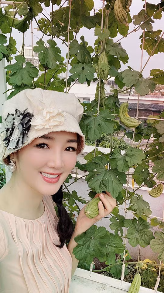 Trong biệt thự, Hoa hậu Giáng My tận dụng những khu vực trống để trồng hoa và rau xanh. Ảnh: FBNV.