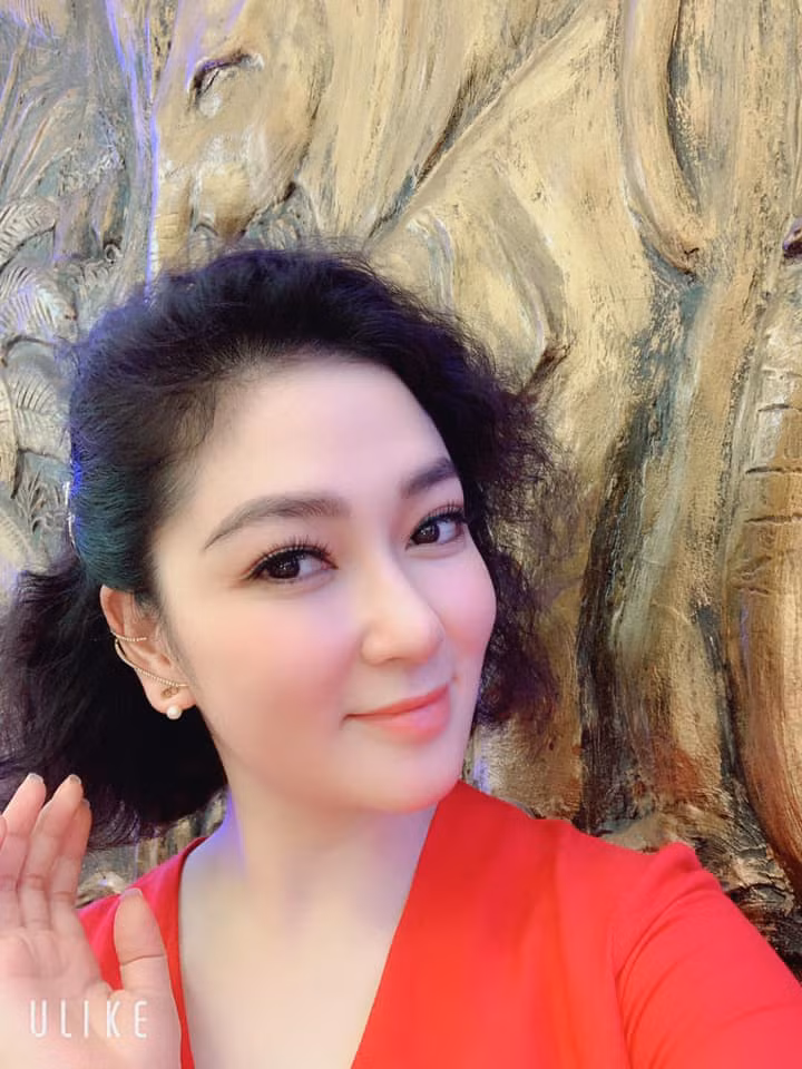 Những năm gần đây, Hoa hậu Nguyễn Thị Huyền đã rút lui khỏi showbiz, cô dành thời gian cho việc giảng dạy và tập trung cho công việc kinh doanh. Ảnh: FBNV.