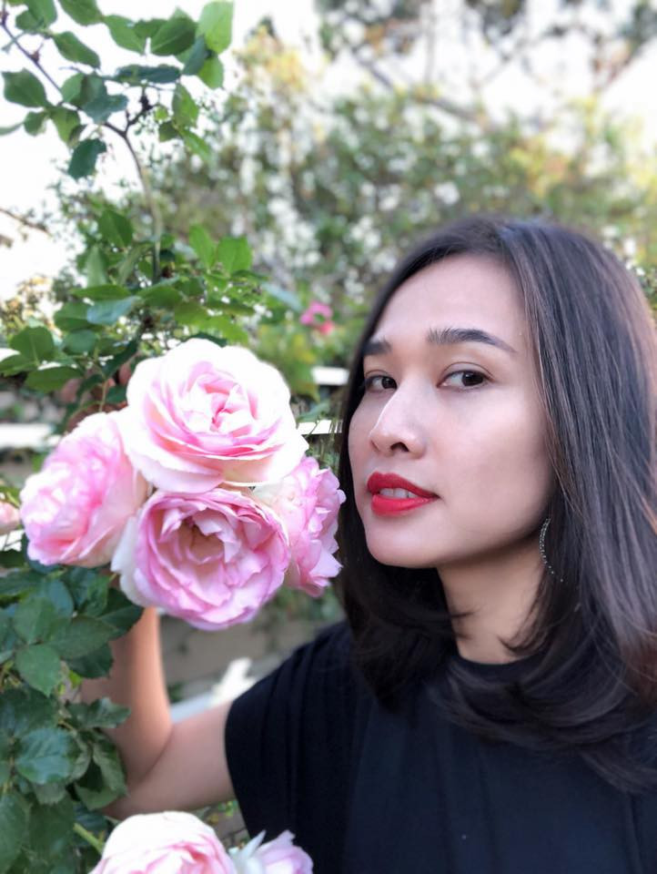 Những lúc rảnh rỗi, Dương Mỹ Linh rất thích chăm sóc cho khu vườn xanh tốt. Ảnh: FBNV