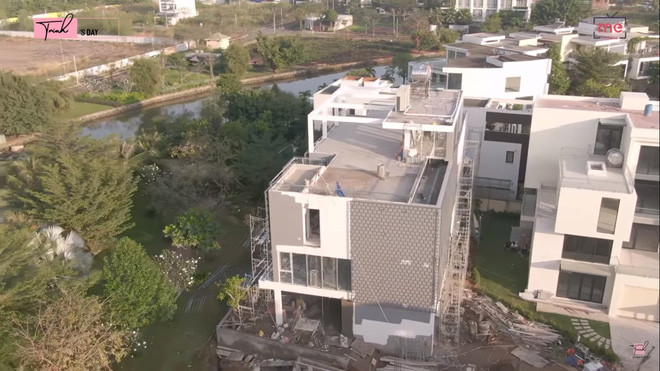 Người đẹp tiết lộ biệt thự sẽ hoàn thành sau Tết. Khi nào xây xong, Ngọc Trinh sẽ quay hết mọi ngóc ngách cho mọi người xem.