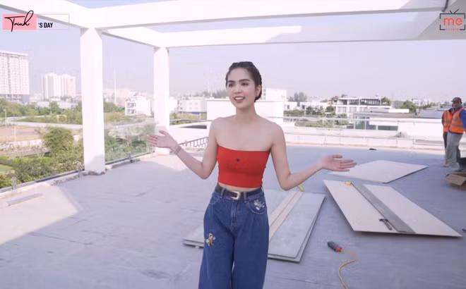 Mới đây, Ngọc Trinh đã đăng tải trên kênh Youtube của mình một clip quay lại cảnh cô tới kiểm tra căn biệt thự đang xây dựng của mình tại một khu nhà giàu sang chảnh.