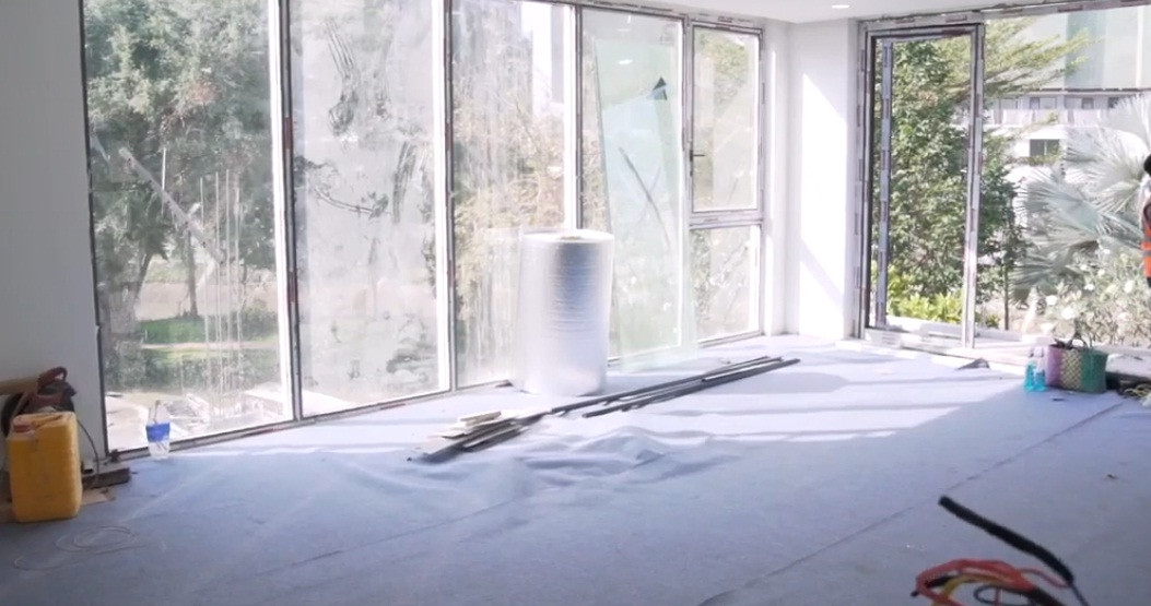 Biệt thự trị giá hơn 24 tỷ đồng có một tầng trệt, một gác lửng, một tầng lầu và một sân thượng. Trong đó, riêng phòng khách đã rộng 230 m2, bếp rộng tới 40 m2.