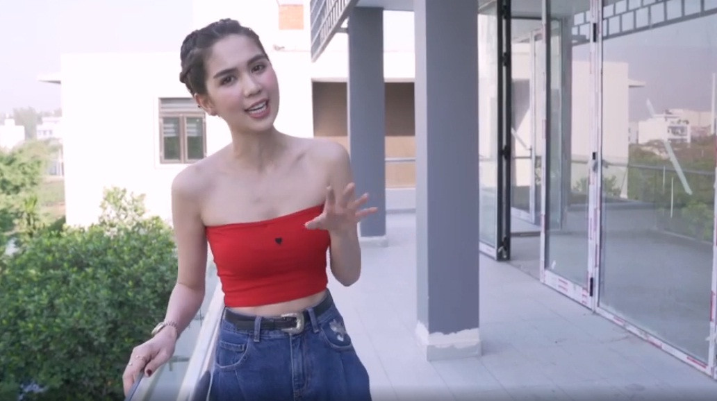 Sân thượng rất rộng vì Ngọc Trinh muốn trồng rau, trồng hoa, tập thể dục, mở tiệc nướng....Nguồn ảnh: Youtube. Video: Vì sao đàn ông đều thích Ngọc Trinh. Nguồn: VTC14.