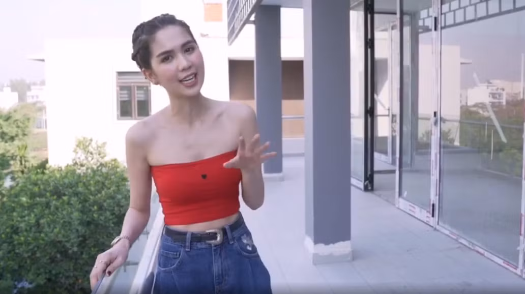Sân thượng rất rộng vì Ngọc Trinh muốn trồng rau, trồng hoa, tập thể dục, mở tiệc nướng....Nguồn ảnh: Youtube. Video: Vì sao đàn ông đều thích Ngọc Trinh. Nguồn: VTC14.