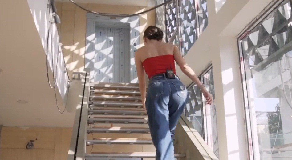 Xung quanh nhà toàn kính tạo tầm nhìn thoáng đãng.