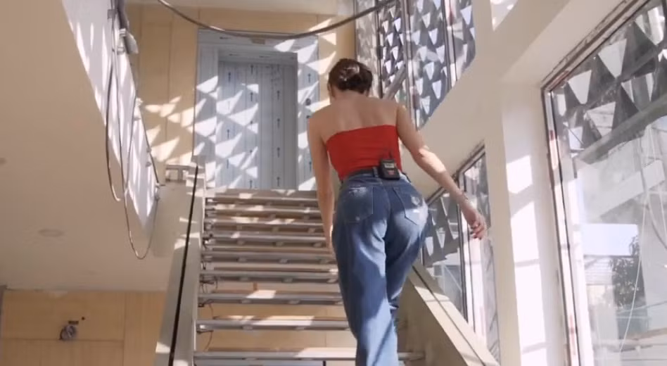 Xung quanh nhà toàn kính tạo tầm nhìn thoáng đãng.